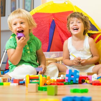 giocattoli bambini felici